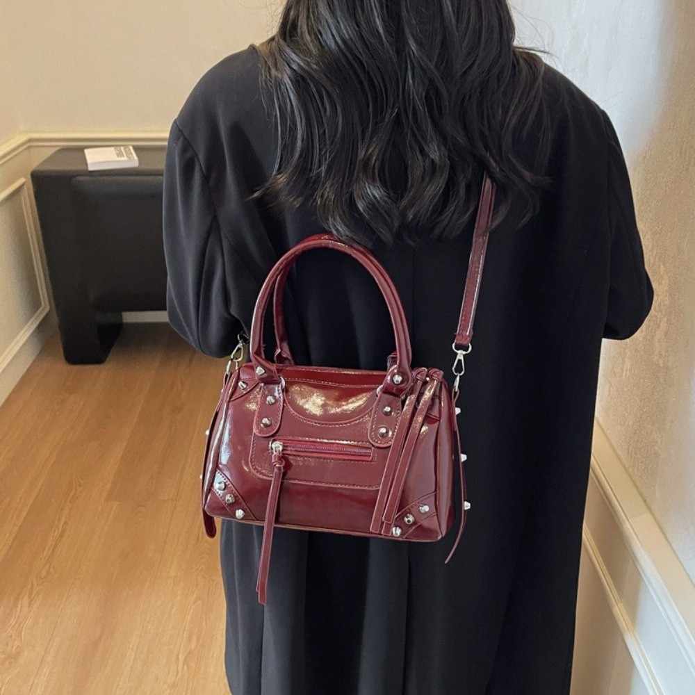 Top Handle Patent Bag - กระเป๋าถือทรงโบว์ลิ่งหนังแก้วลายวินเทจ ตกแต่งหมุด ขนาดใหญ่ ใส่ของได้เยอะ มีซิป สะพายไหล่เดียว