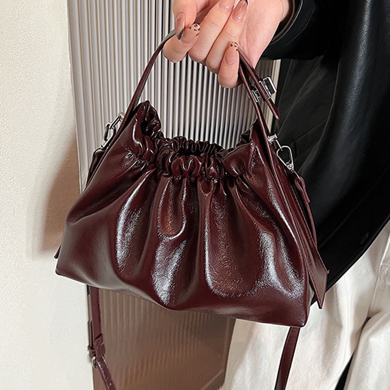 Top Handle Patent Bag - กระเป๋าทรงบัคเก็ตสีเบอร์กันดีสำหรับผู้หญิง หนังแก้วนิ่ม พร้อมสายสะพายข้างและหูหิ้วด้านบน เหมาะสำหรับฤดูใบไม้ร่วง ฤดูหนาว ใช้ได้ทุกวันและสำหรับการออกเดท