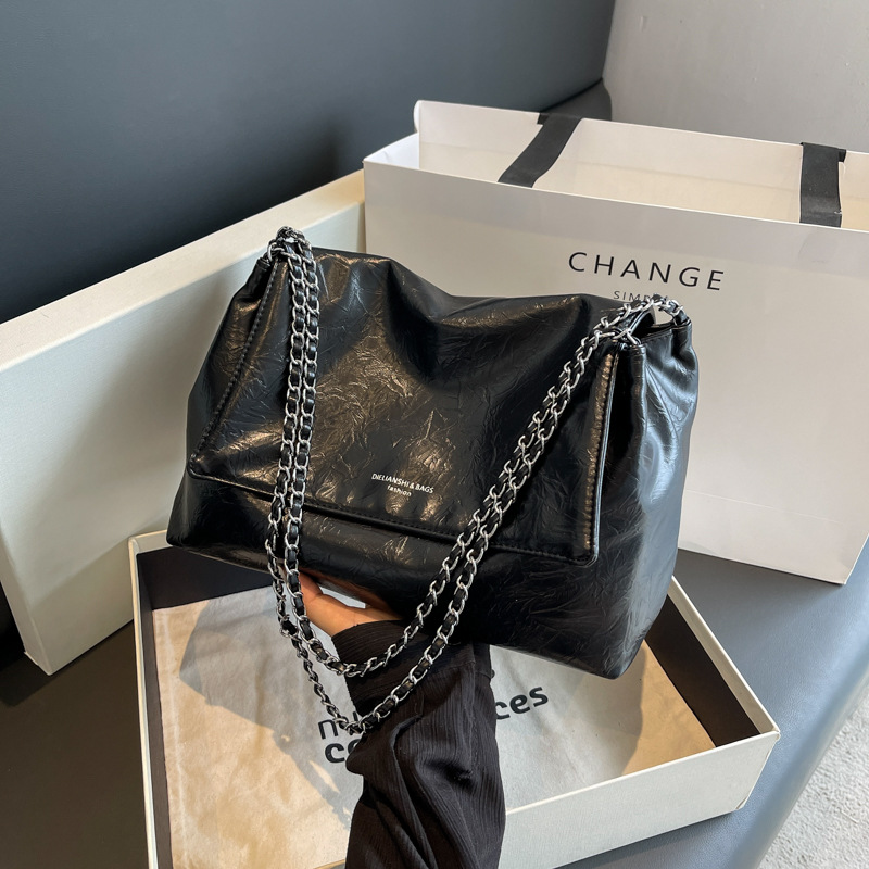 Luxury Quilted Bags - กระเป๋าโท้ทหนังแฟชั่นขนาดใหญ่ ดีไซน์ฝาปิดพร้อมสายโซ่ กระเป๋าสะพายข้าง กระเป๋าสะพายไหล่ขนาดใหญ่ สำหรับใช้งานแบบลำลอง