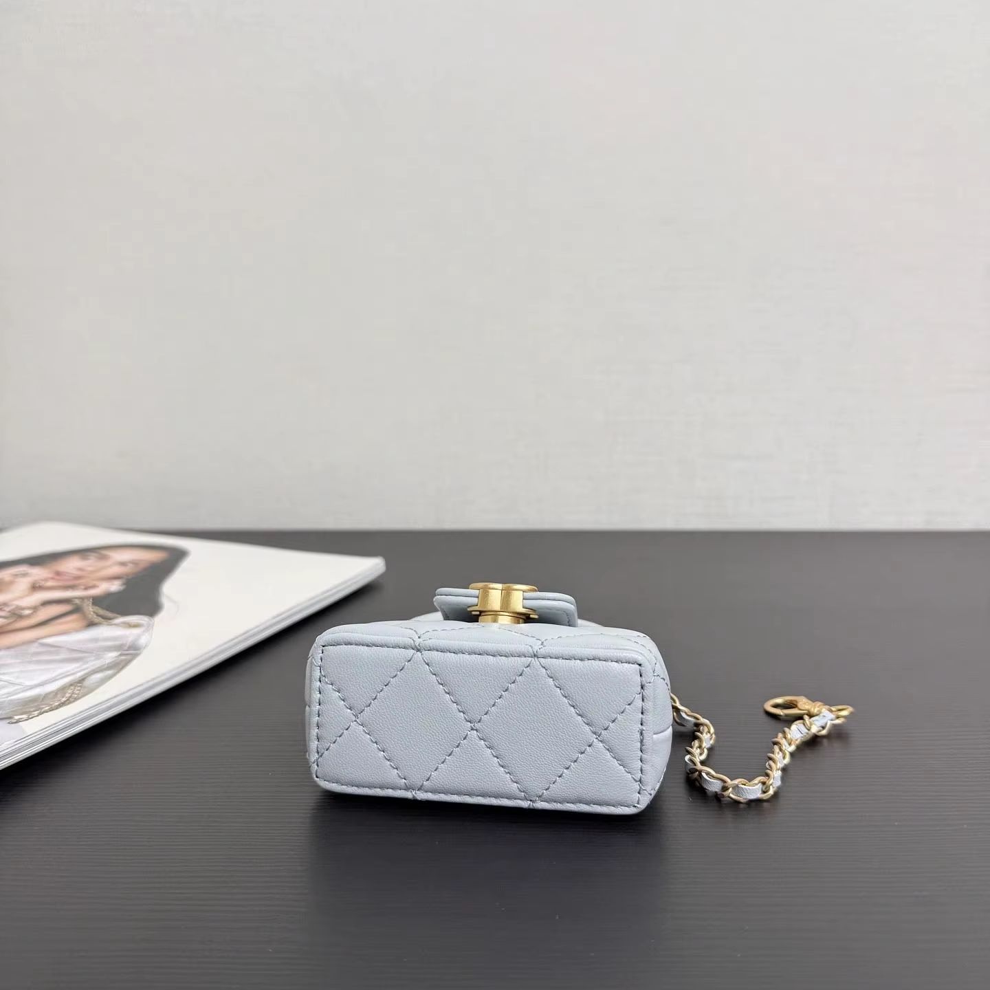 Chain Crossbody Quilted - กระเป๋าสะพายข้างขนาดเล็กสีฟ้าพาสเทลแบบควิลท์สำหรับผู้หญิง ลายตารางเพชร