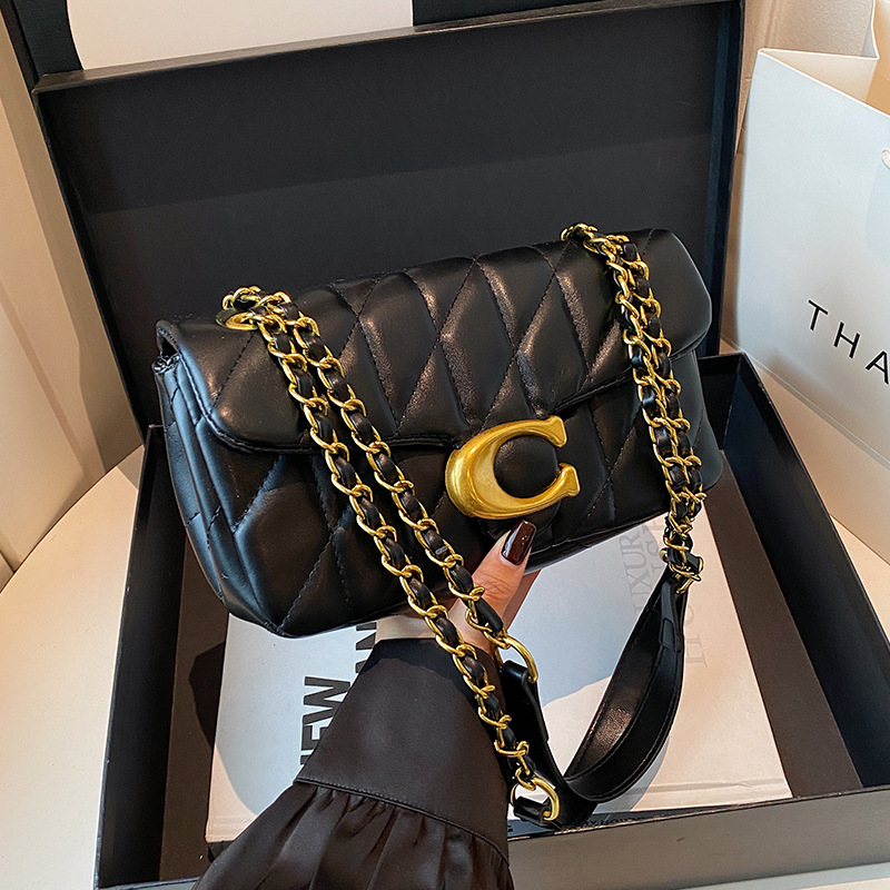 Chain Crossbody Quilted - กระเป๋าสะพายไหล่หนังควิลท์สำหรับผู้หญิง กระเป๋าสะพายข้างหรูหราพร้อมโลโก้ C สายโซ่สีทอง กระเป๋าถือขนาดเล็กแบบฝาปิด ดีไซน์เนอร์