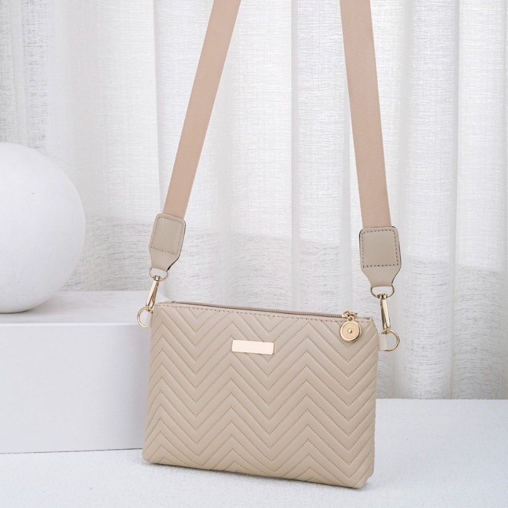Chain Crossbody Quilted - กระเป๋าสะพายข้างแบบควิลท์ลายคลื่น สีพื้น ขนาดเล็ก น้ำหนักเบา ทำจากหนัง PU