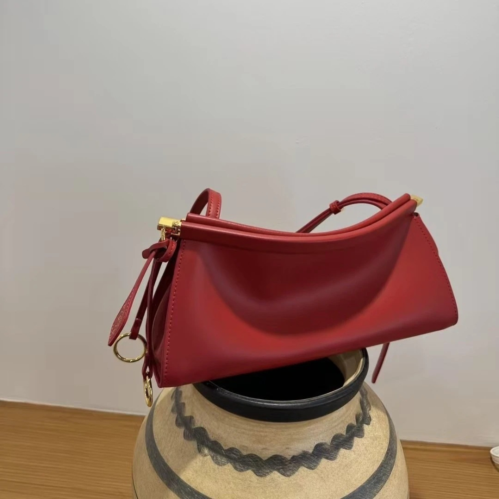 Luxury Bags Medium Size - กระเป๋าสะพายไหล่ LE CLICK EAST WEST ดีไซน์หรูหรา