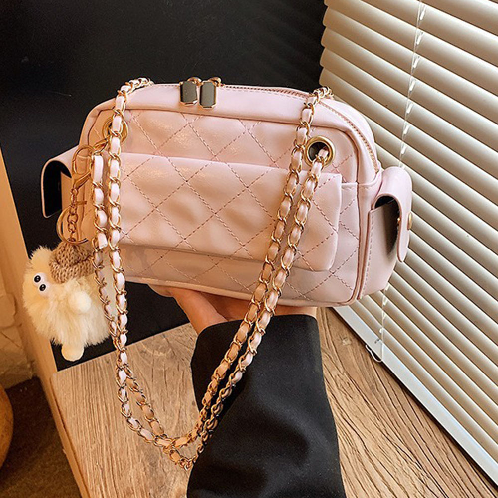 Chain Crossbody Quilted - กระเป๋าสะพายข้างลายควิลท์ ดีไซน์โซ่ หนังเทียมเงา กระเป๋าสะพายไหล่ผู้หญิง สไตล์เรียบง่าย หรูหรา