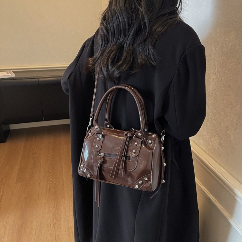 กระเป๋าหนังแก้วทรงโบว์ลิ่งแบบส - Top Handle Patent Bag บทวิจารณ์และราคา
