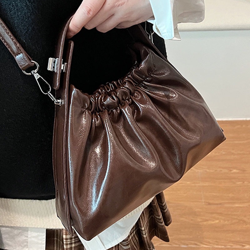 กระเป๋าทรงบัคเก็ตสีเบอร์กันดีส - Top Handle Patent Bag บทวิจารณ์และราคา