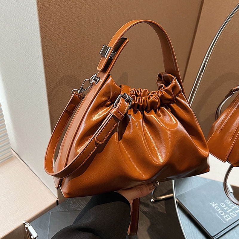 กระเป๋าทรงบัคเก็ตสีเบอร์กันดีส - Top Handle Patent Bag บทวิจารณ์และราคา