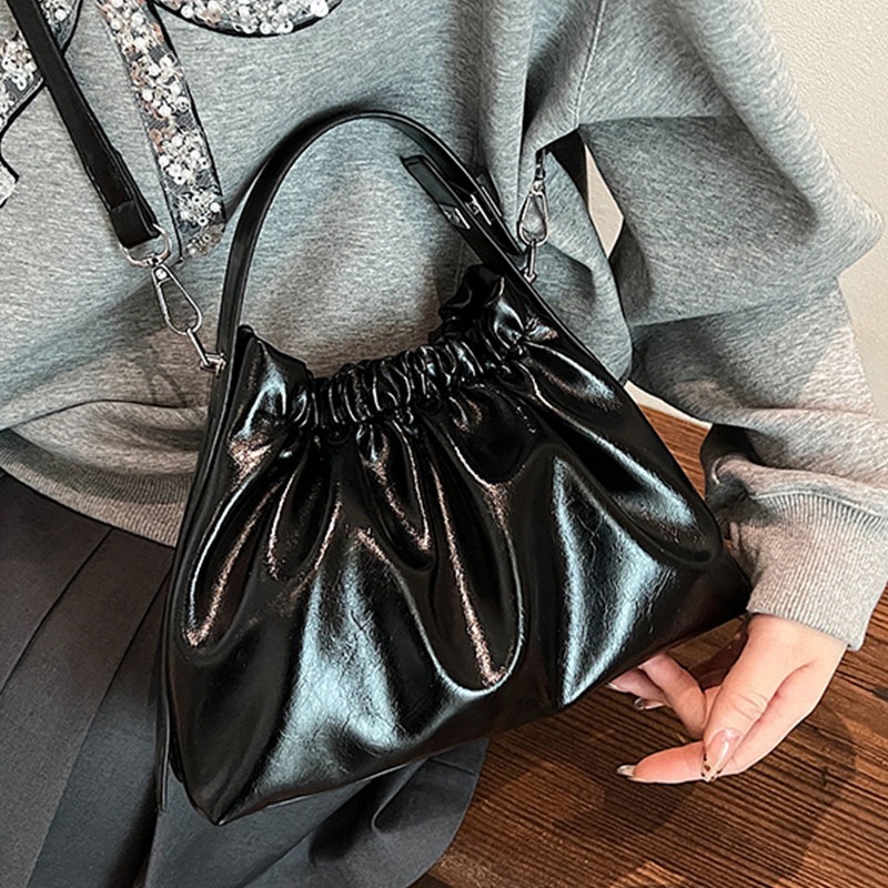 กระเป๋าทรงบัคเก็ตสีเบอร์กันดีส - Top Handle Patent Bag บทวิจารณ์และราคา